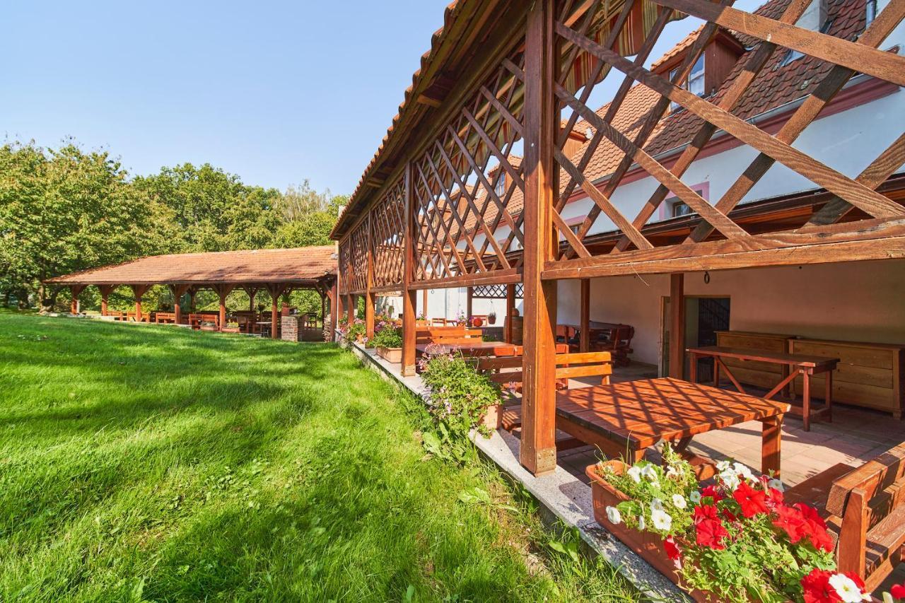 Penzion Zámek Lešany Netvořice Exterior foto
