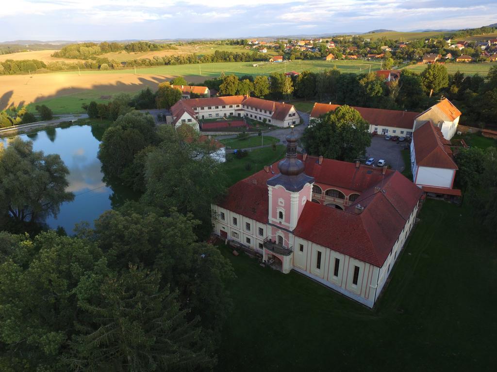 Penzion Zámek Lešany Netvořice Exterior foto